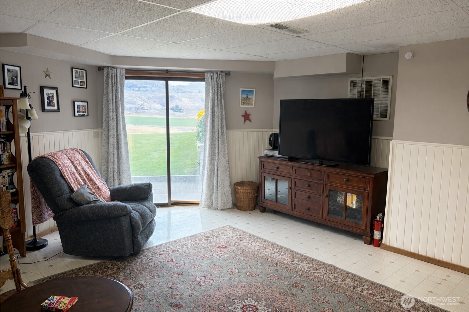 8 Mundinger Lane Omak, WA 98841 - Photo 24 of 37 a living room with furniture and a flat screen tv
