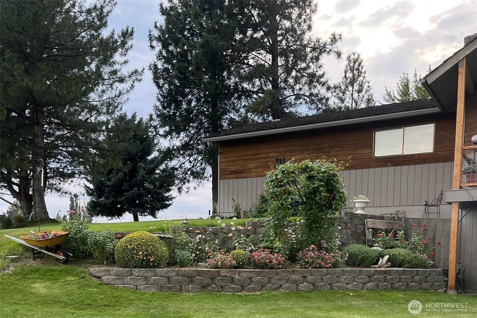 8 Mundinger Lane Omak, WA 98841 - Photo 31 of 37 a front view of a house with garden