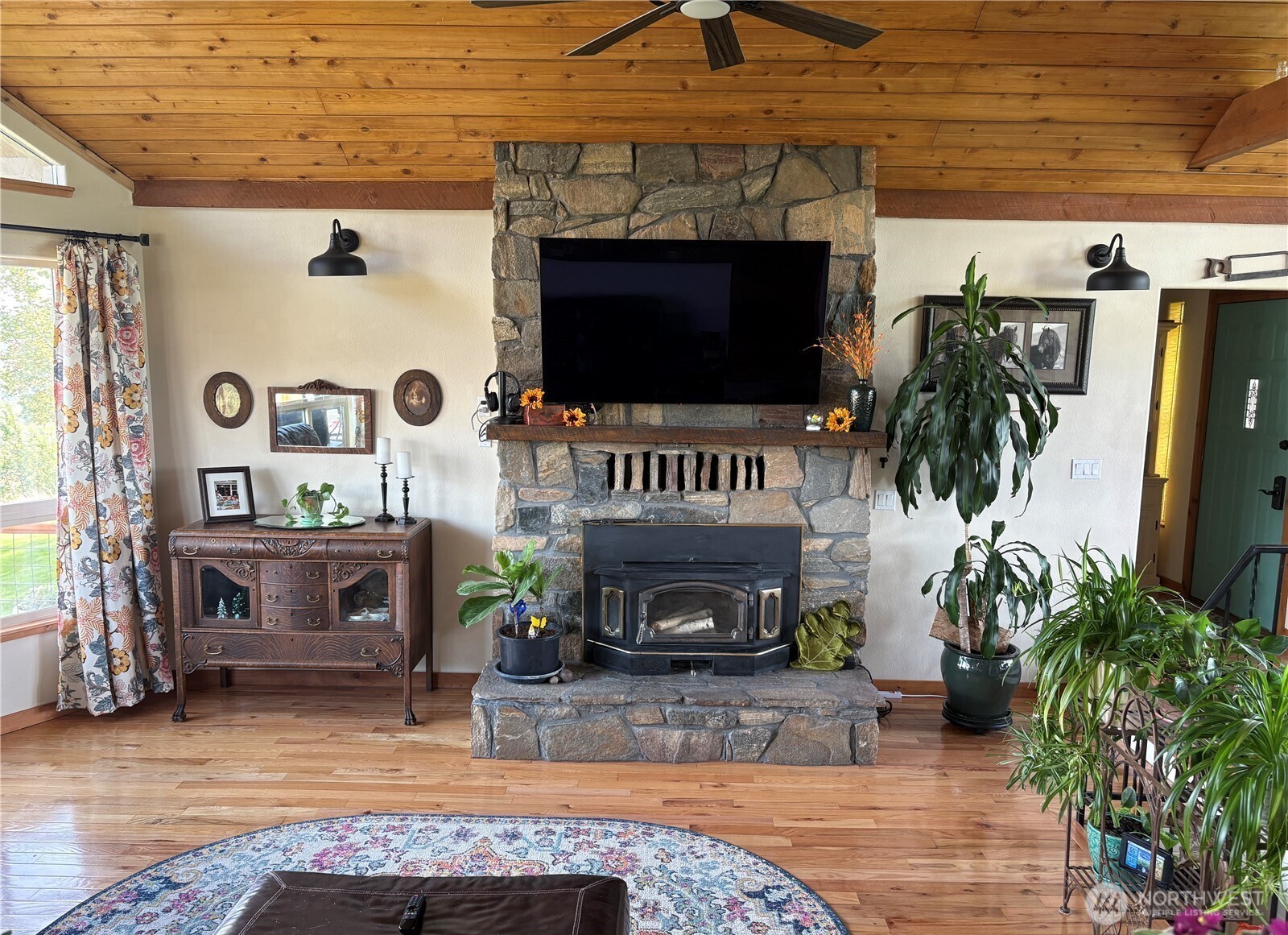 8 Mundinger Lane Omak, WA 98841 - Photo 5 of 37 a living room with furniture and a fireplace