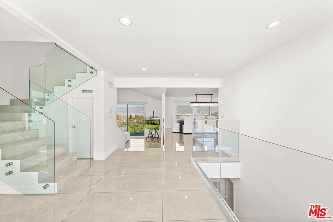 7377 Pyramid Place Los Angeles, CA 90046 - Photo 4 of 50