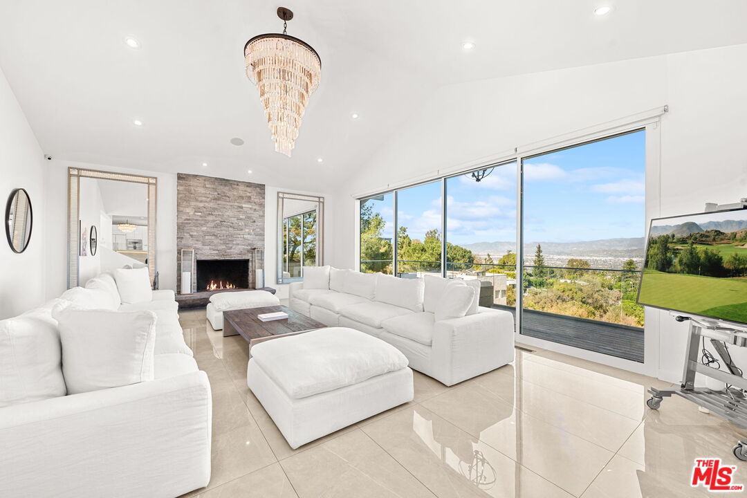 7377 Pyramid Place Los Angeles, CA 90046 - Photo 5 of 50