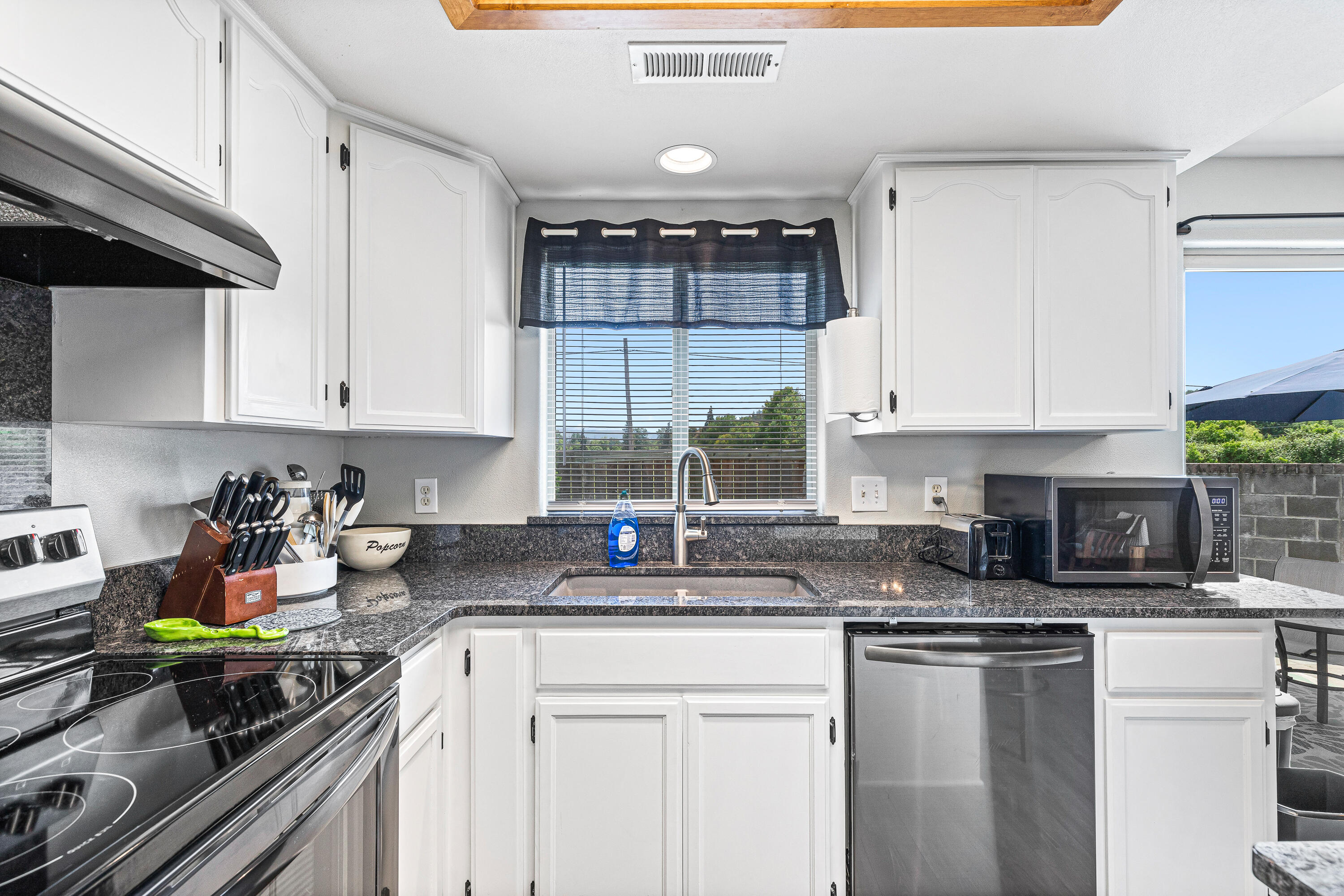 306 Sandi Way Eagle Point, OR 97524 - Photo 13 of 33 9R9A9304