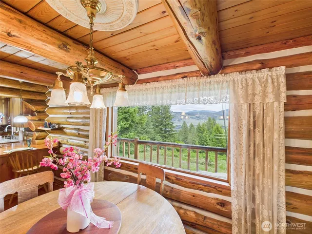 a view of entryway with a rug