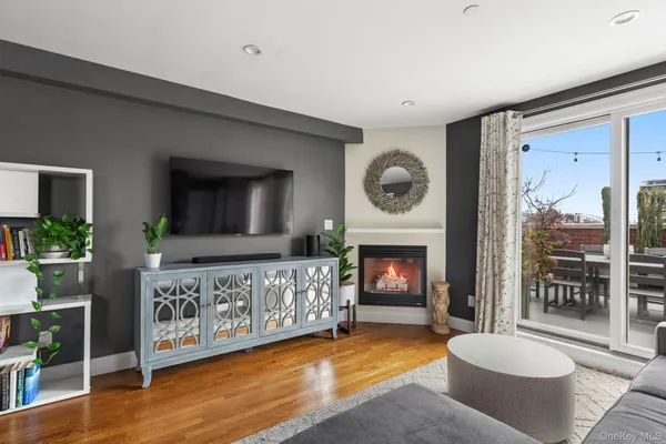 $949,999 | 23-25 31st Avenue, Unit PH 7C | Astoria