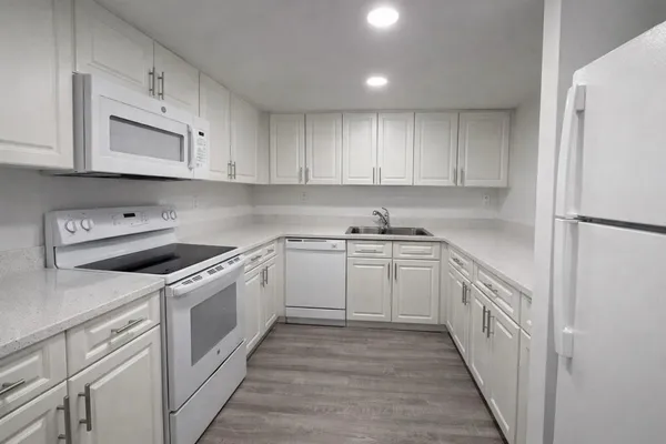 $2,084 | 17350 Northwest 68th Avenue, Unit 300312, Hialeah, FL 33015