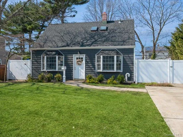 $659,000 | 8 Crabtree Lane, Levittown, NY 11756