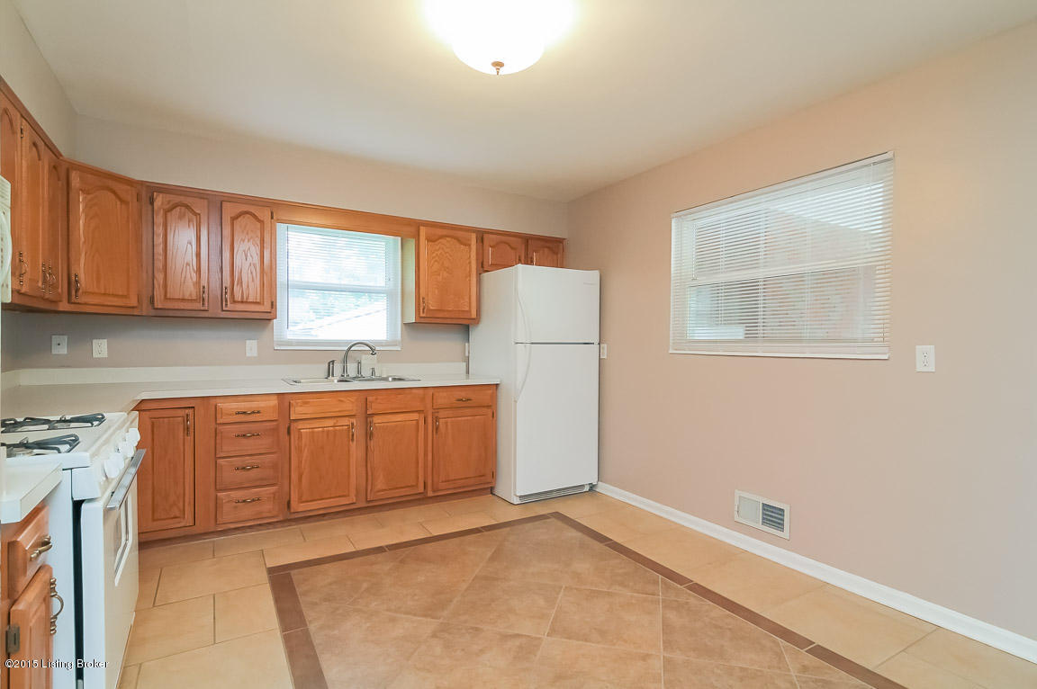 2034 Lynn Lea Road Louisville, KY 40216 - Photo 11 of 34 0025