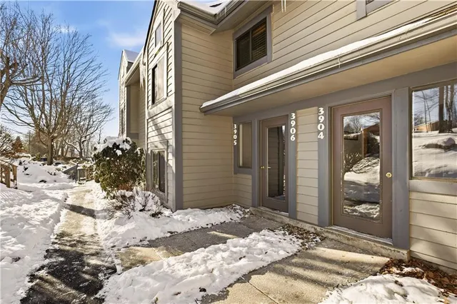 a view of a entrance of the house