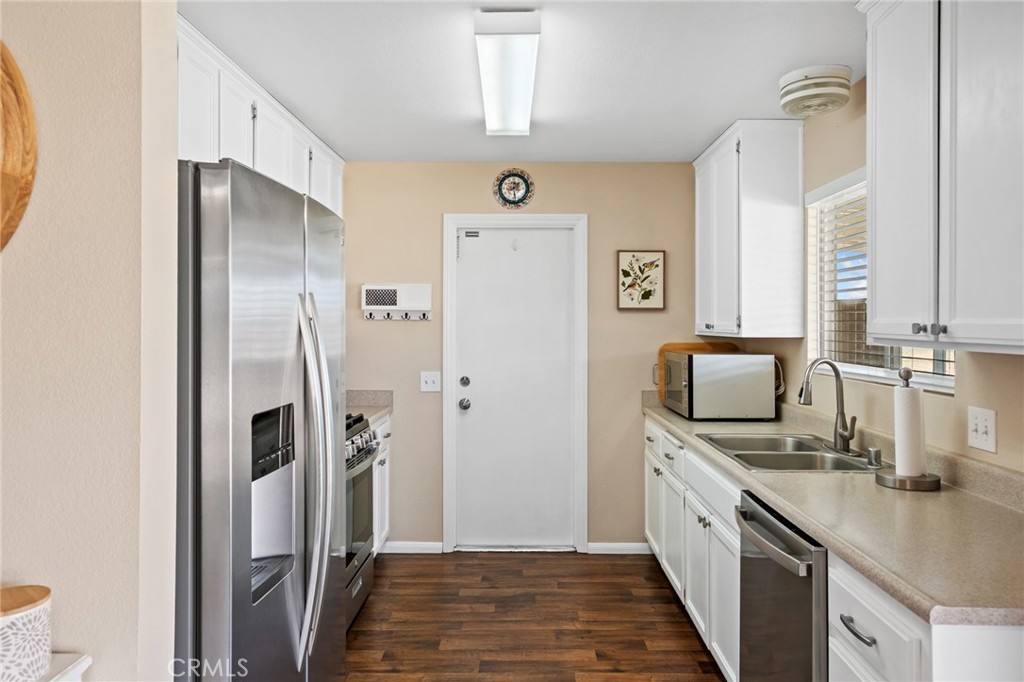 10811 Nambe Road Apple Valley, CA 92308 - Photo 16 of 31 Kitchen