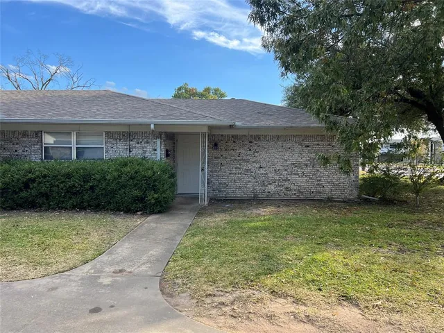 $1,100 | 2209 North Woods Street, Sherman, TX 75092