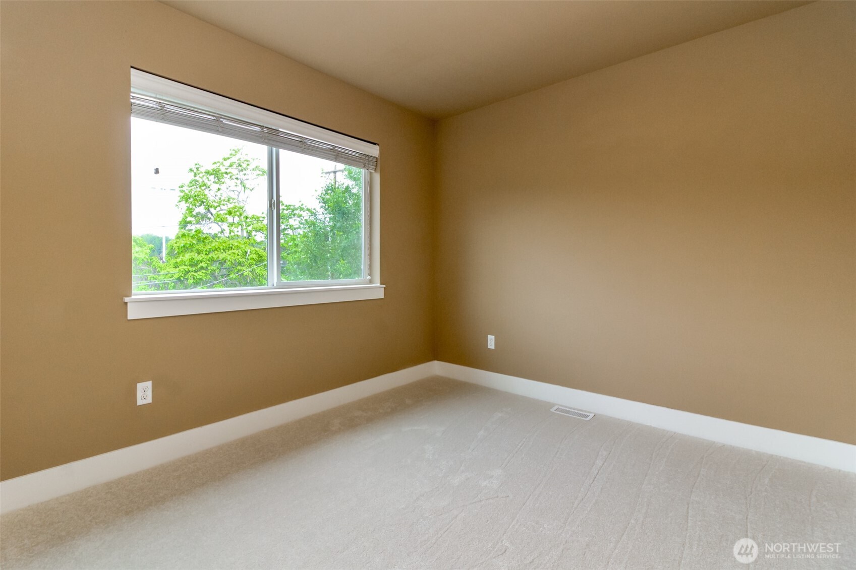 3000 South Mt Baker Boulevard Seattle, WA 98144 - Photo 28 of 40 an empty room with a window