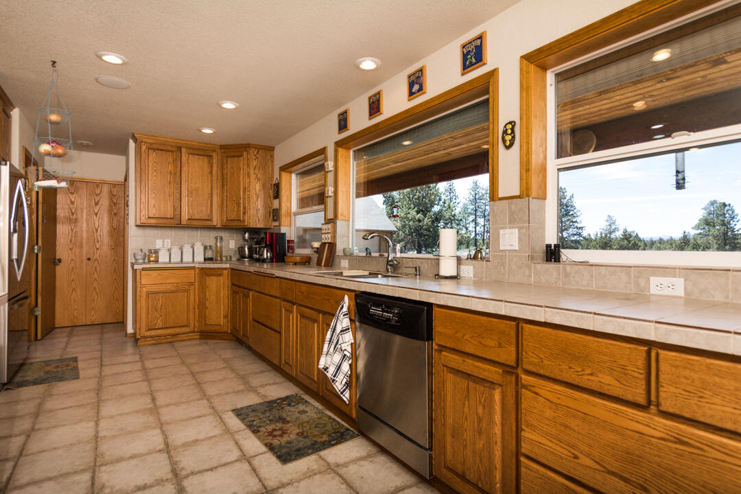 60595 Billadeau Road Bend, OR 97702 - Photo 25 of 38 a kitchen with stainless steel appliances granite countertop a stove a sink and a refrigerator