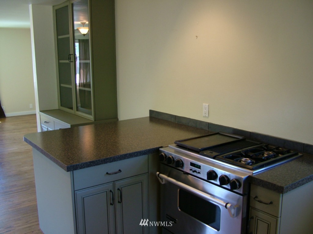 2302 Northeast 7th Street Renton, WA 98056 - Photo 5 of 19
