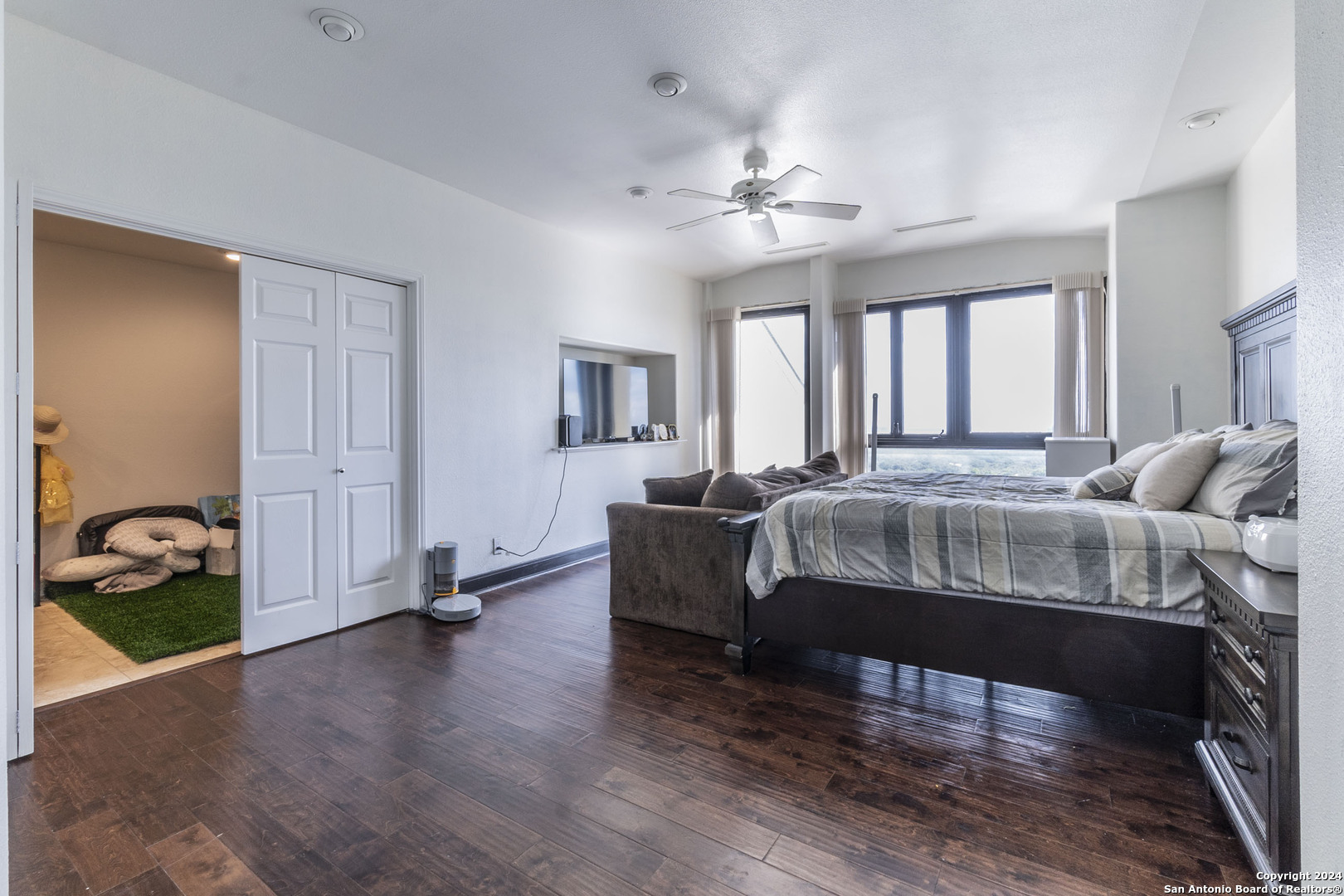 7701 Wurzbach Road, Unit 2302 San Antonio, TX 78229 - Photo 12 of 40 a living room with a bed furniture and a chandelier