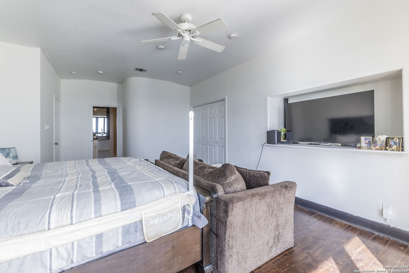 7701 Wurzbach Road, Unit 2302 San Antonio, TX 78229 - Photo 15 of 40 a living room with furniture and a flat screen tv