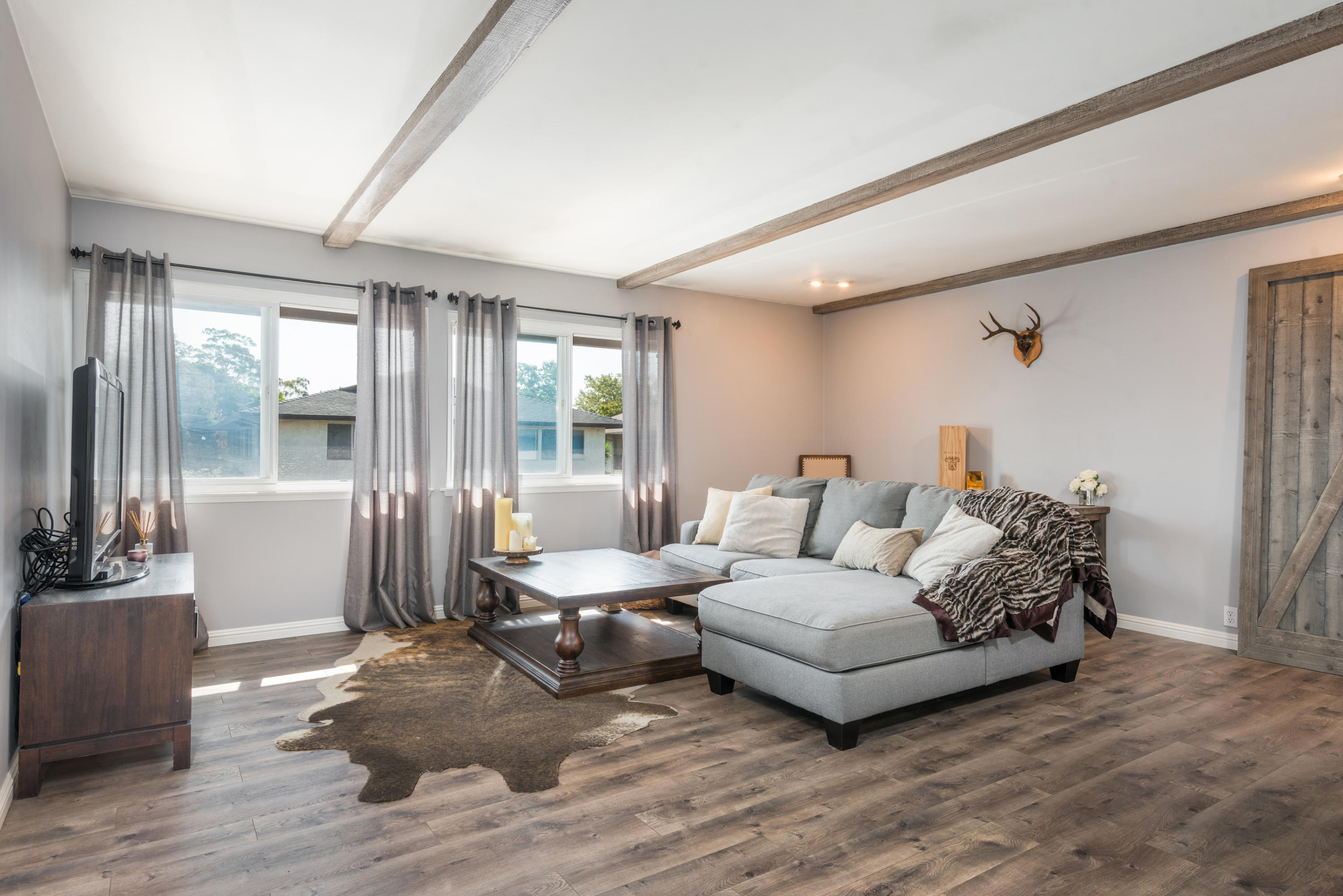 484 Linfield Place, Unit H Goleta, CA 93117 - Photo 2 of 9 Spacious Living Room