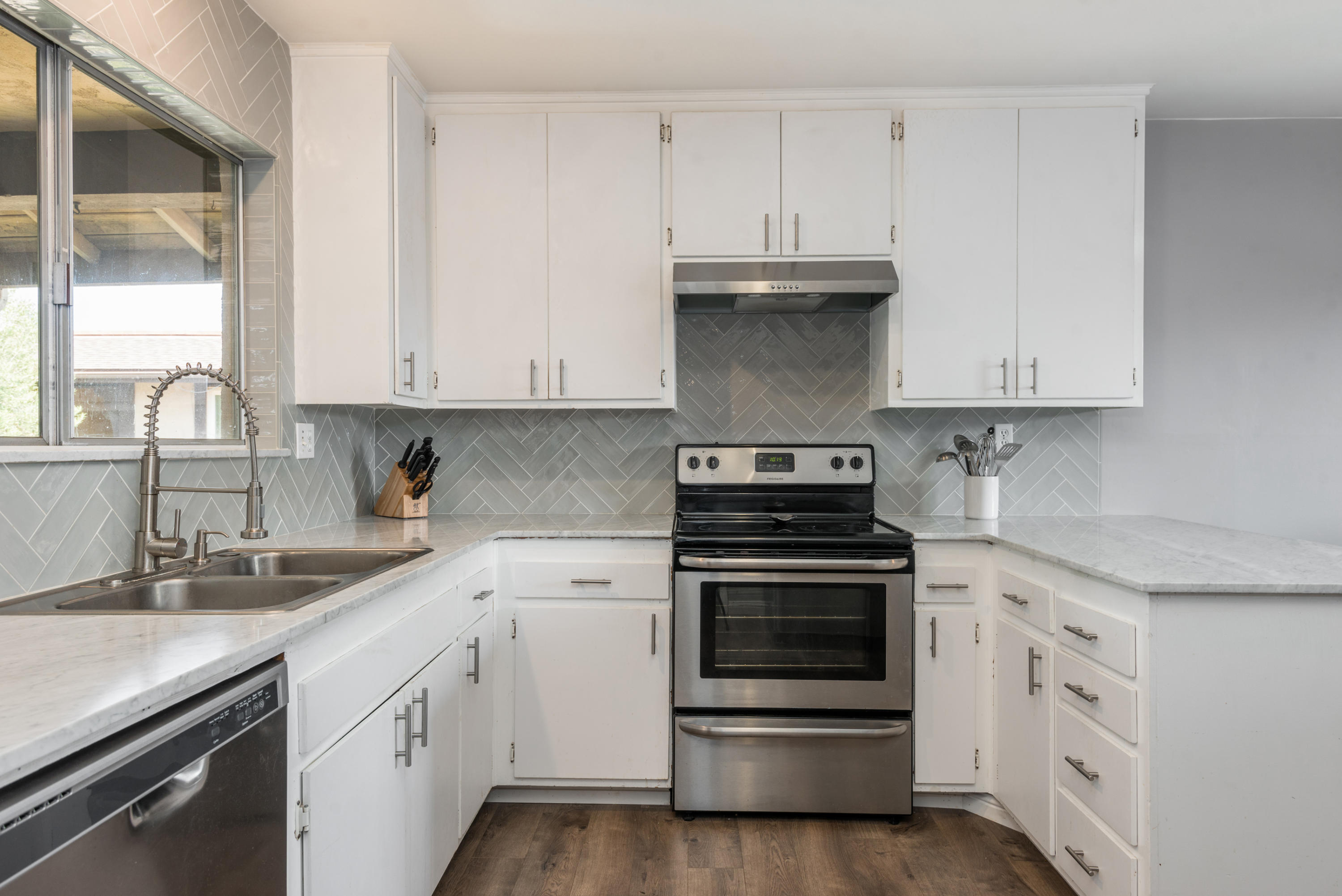 484 Linfield Place, Unit H Goleta, CA 93117 - Photo 4 of 9 Kitchen