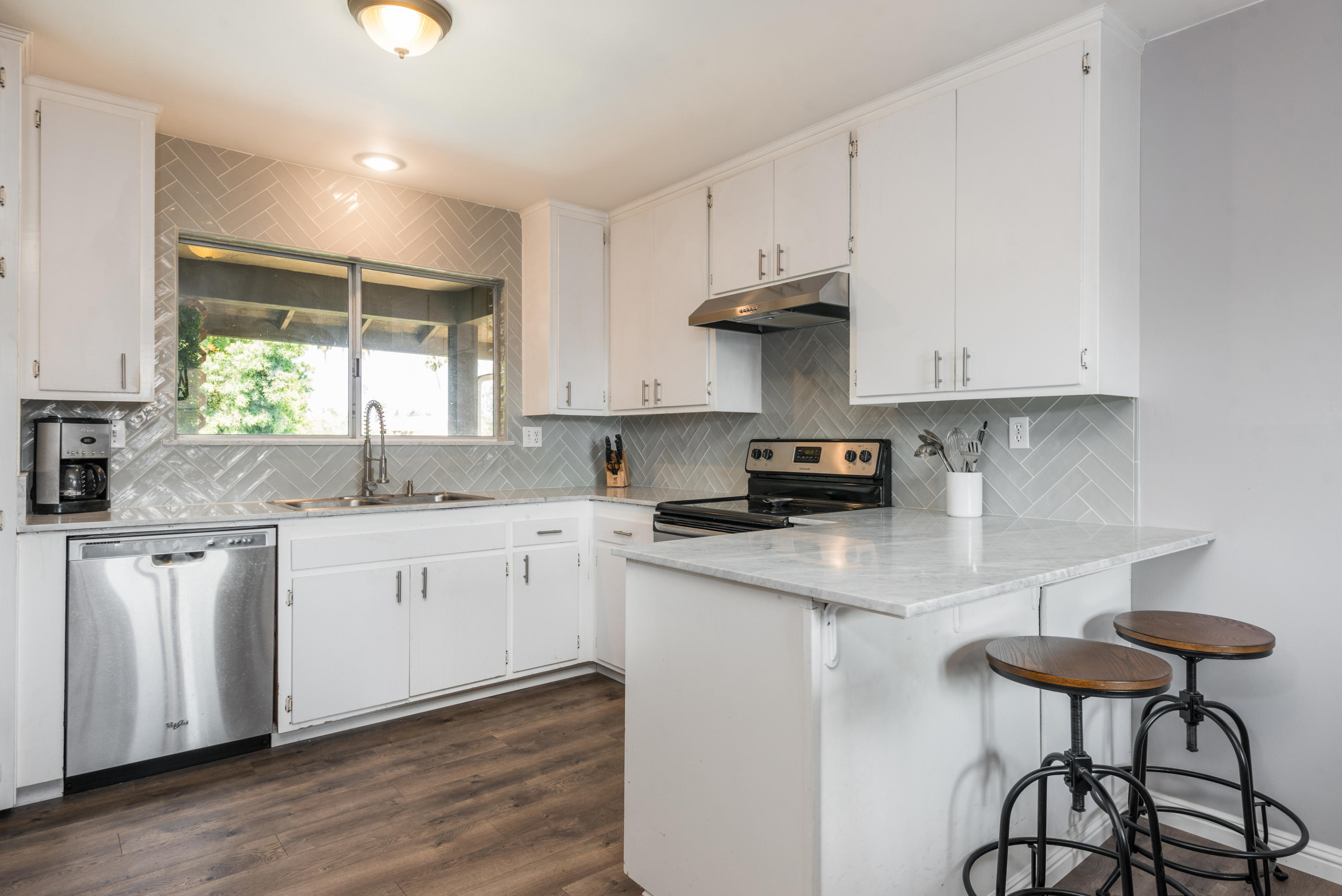 484 Linfield Place, Unit H Goleta, CA 93117 - Photo 5 of 9 Kitchen