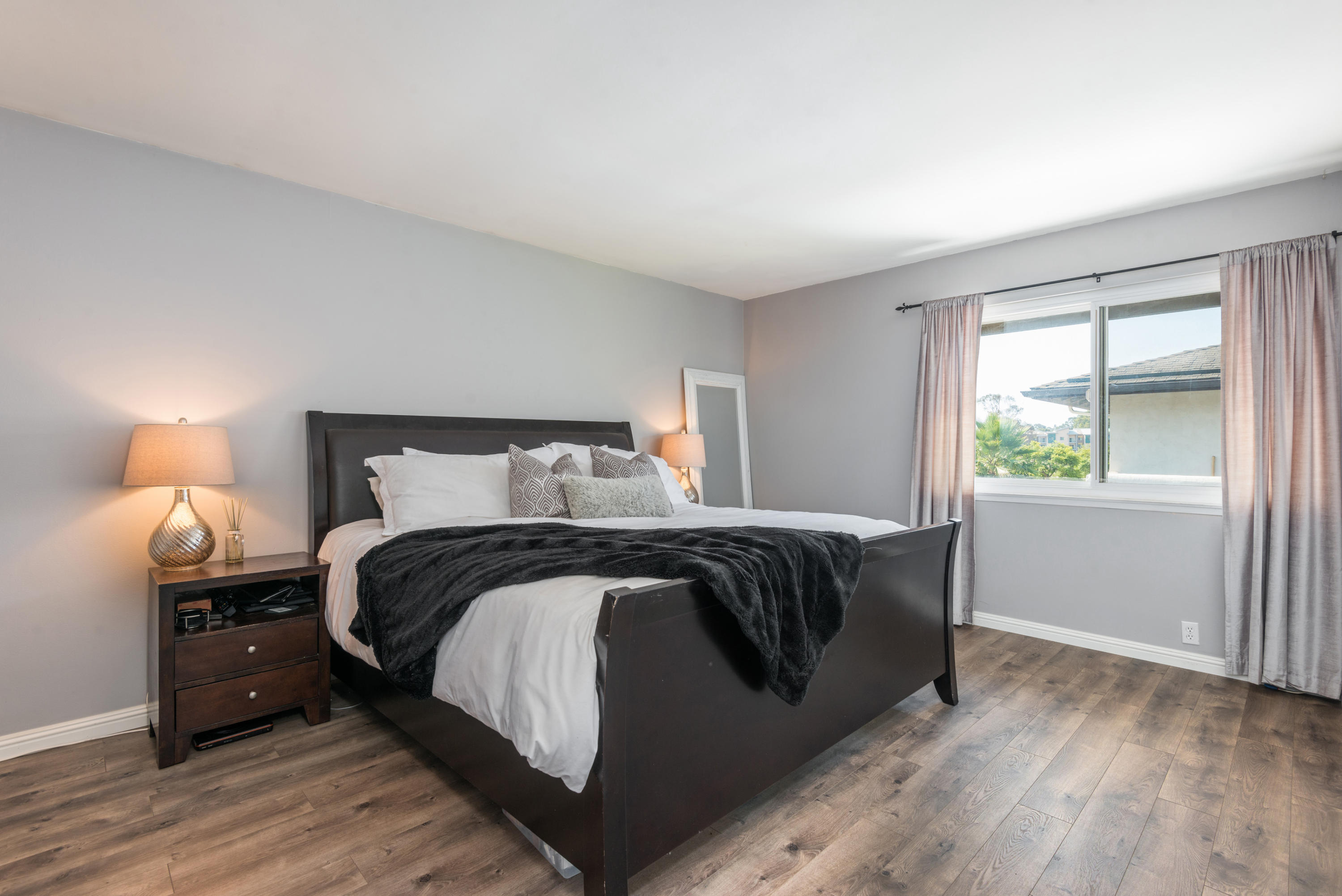 484 Linfield Place, Unit H Goleta, CA 93117 - Photo 7 of 9 Master Bedroom