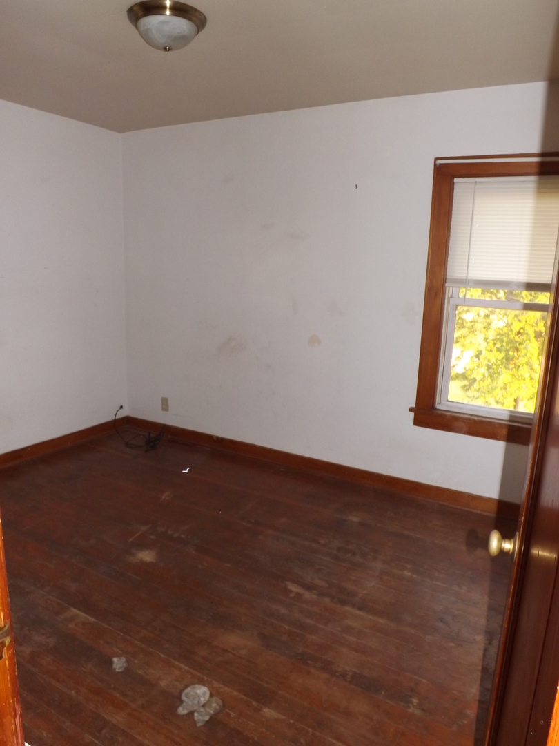 296 Timber Creek Road Dixon, IL 61021 - Photo 19 of 20 an empty room with a window