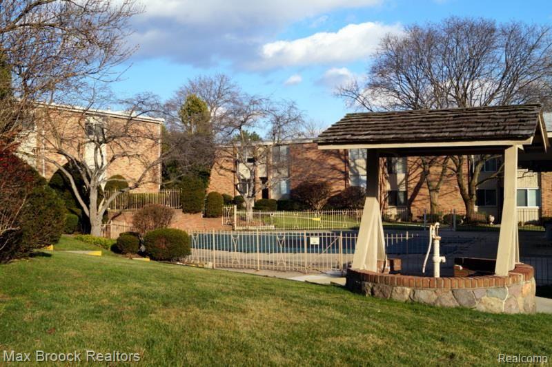 4045 West Maple Road, Unit 203 Bloomfield Hills, MI 48301 - Photo 19 of 25 18.jpg