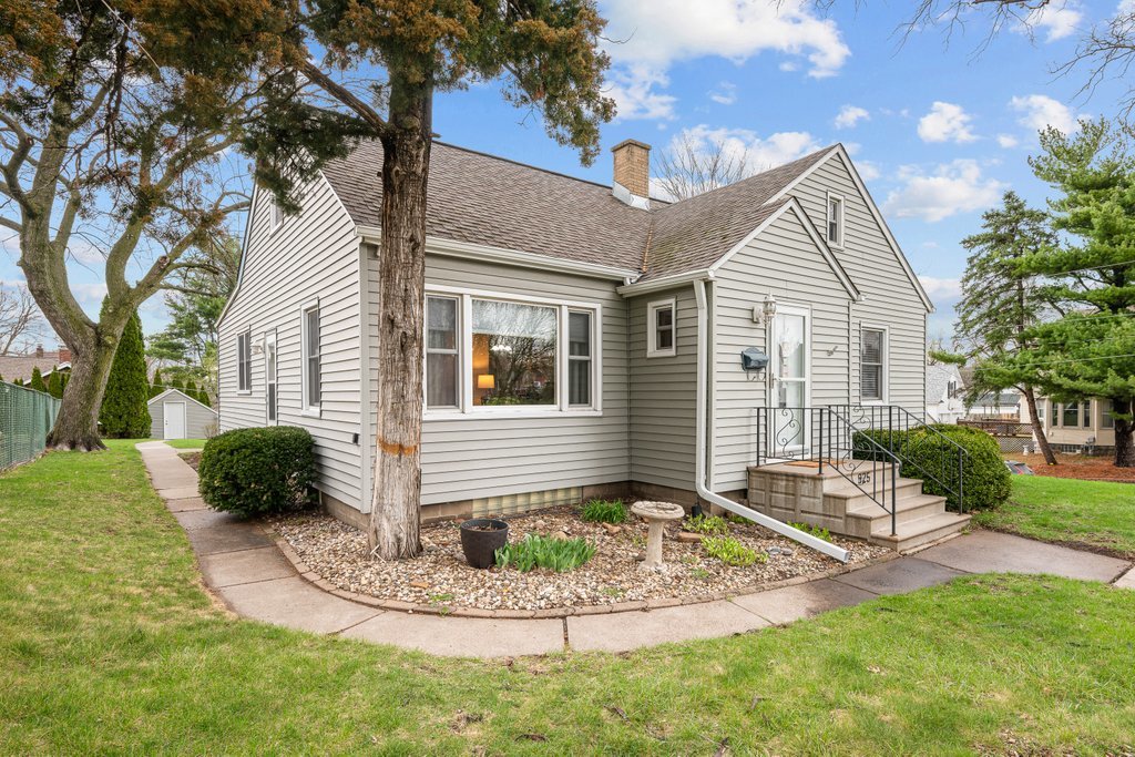 925 12th Avenue Moline, IL 61265 - Photo 2 of 36 a front view of a house with garden