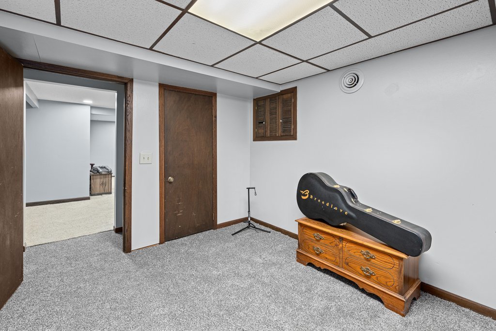 925 12th Avenue Moline, IL 61265 - Photo 28 of 36 a room with gym equipment