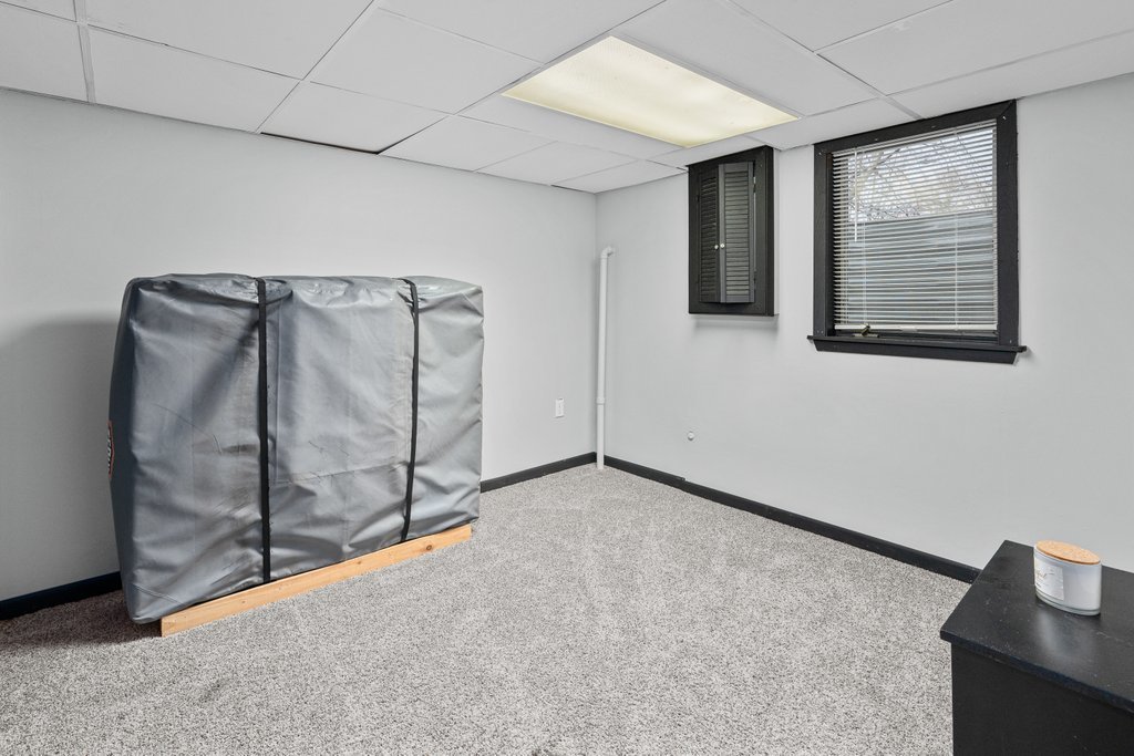 925 12th Avenue Moline, IL 61265 - Photo 30 of 36 a view of an empty room with windows
