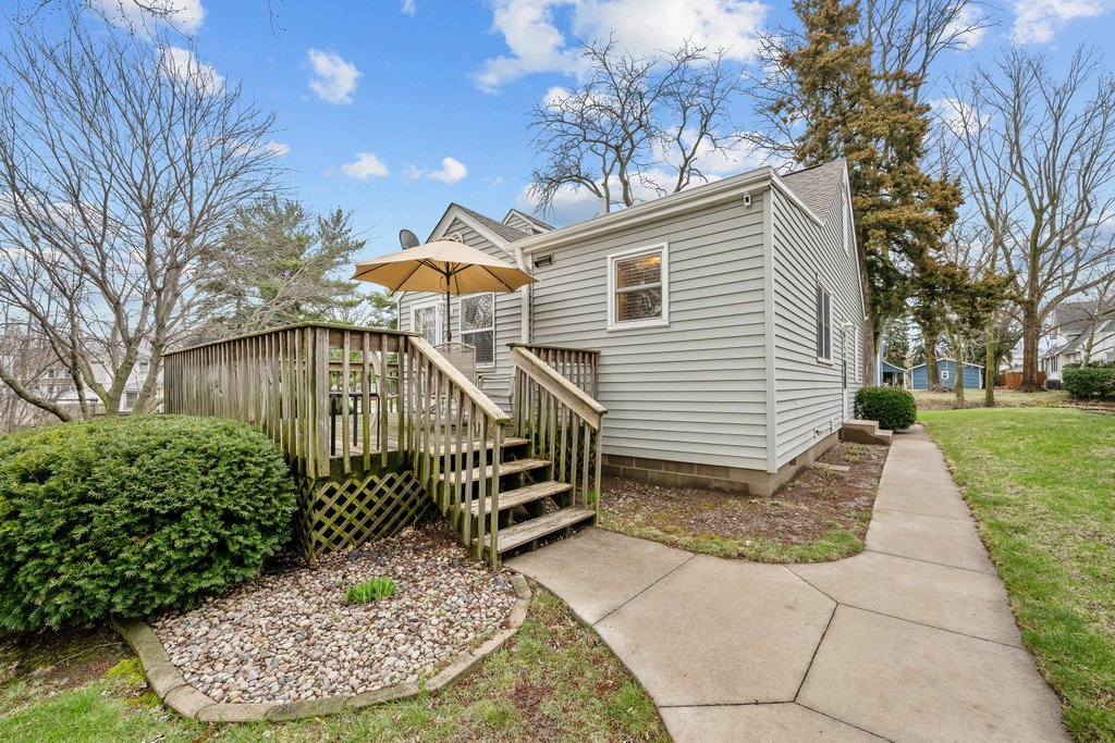 925 12th Avenue Moline, IL 61265 - Photo 32 of 36 a view of a house with a yard in front of house