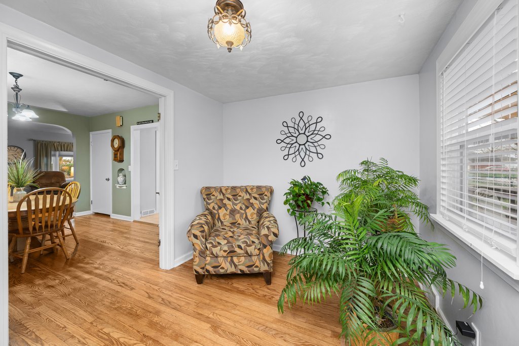 925 12th Avenue Moline, IL 61265 - Photo 8 of 36 a view of a livingroom with furniture and a potted plant