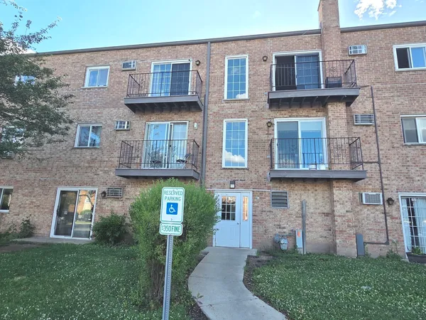 $174,000 | 151 West Elk Trail, Unit 348, Carol Stream, IL 60188