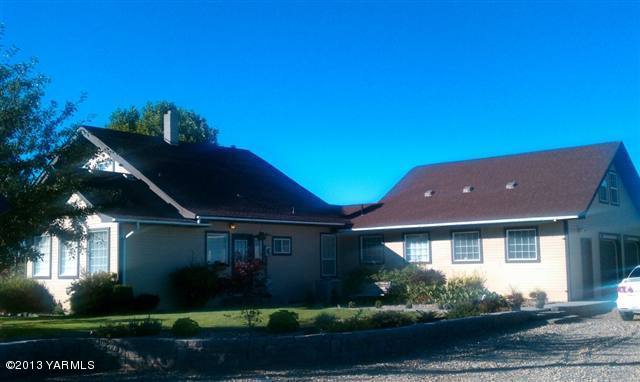 3313 Independence Road Sunnyside, WA 98944 - Photo 1 of 11 a front view of a house with a yard