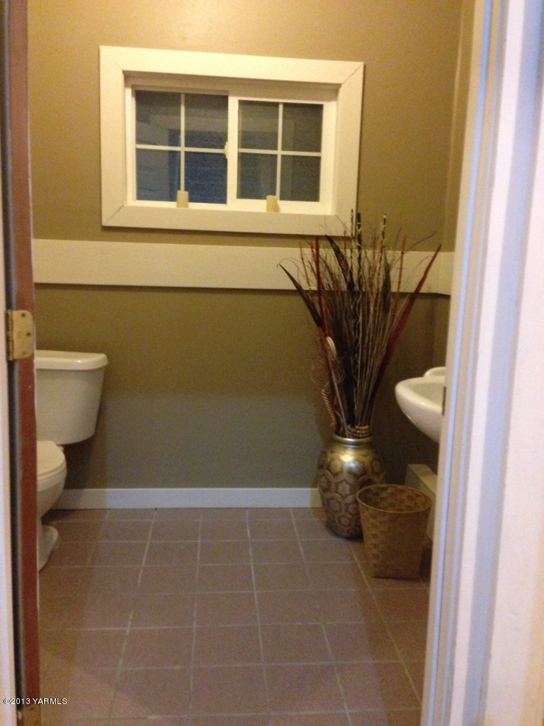 3313 Independence Road Sunnyside, WA 98944 - Photo 6 of 11 a view of a bathroom