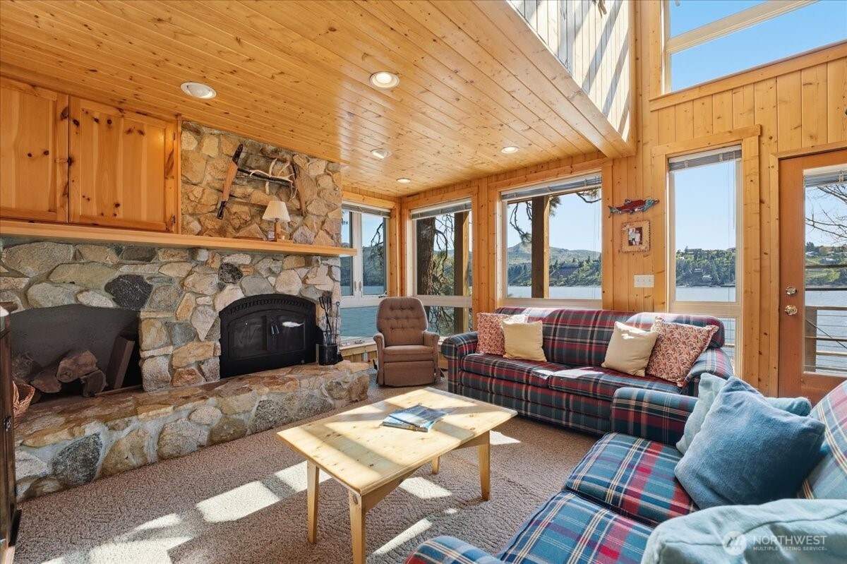 12632 South Lakeshore Road Chelan, WA 98816 - Photo 14 of 40