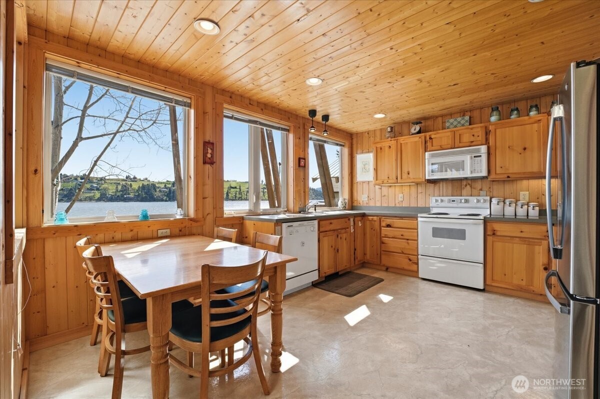 12632 South Lakeshore Road Chelan, WA 98816 - Photo 16 of 40