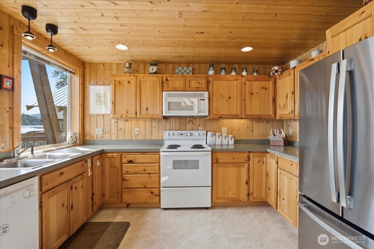 12632 South Lakeshore Road Chelan, WA 98816 - Photo 17 of 40