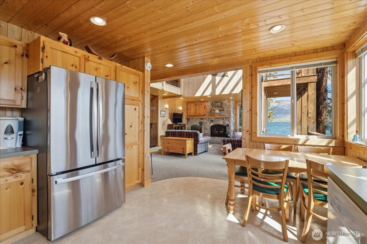 12632 South Lakeshore Road Chelan, WA 98816 - Photo 18 of 40