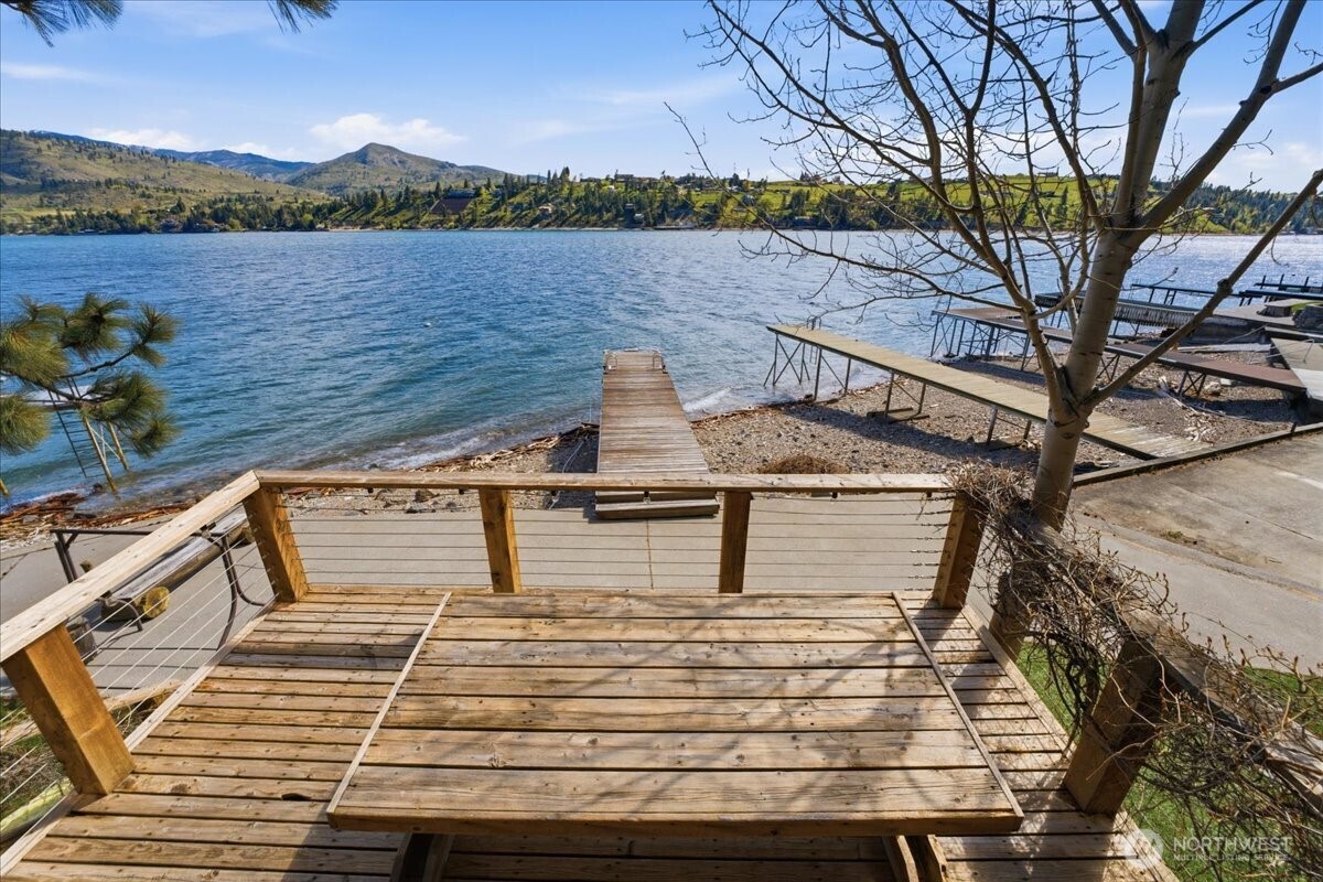 12632 South Lakeshore Road Chelan, WA 98816 - Photo 19 of 40