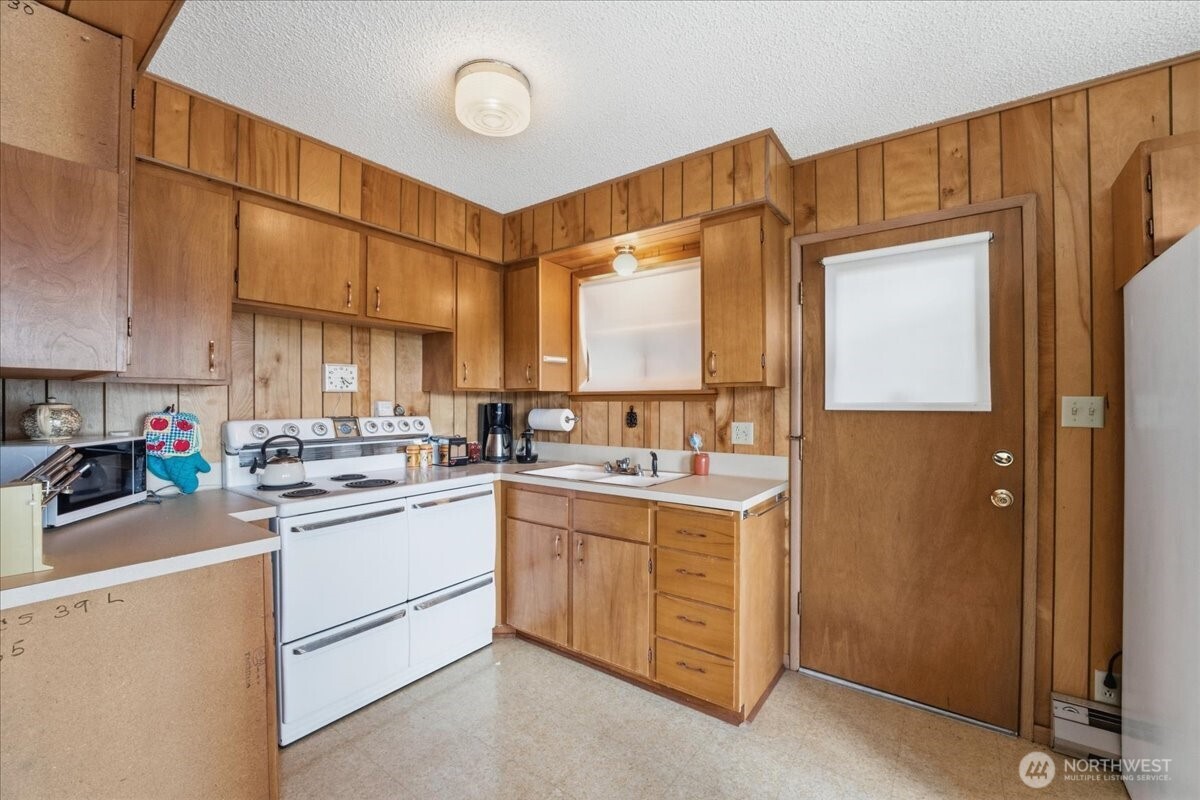 12632 South Lakeshore Road Chelan, WA 98816 - Photo 32 of 40