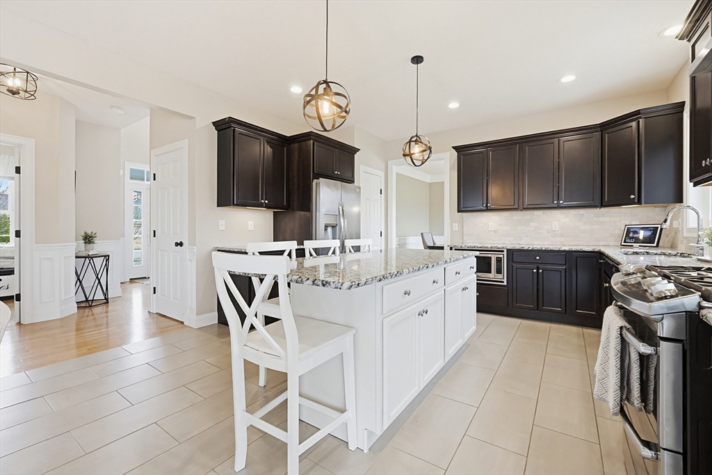 36 Magnolia Way Bridgewater, MA 02324 - Photo 5 of 42