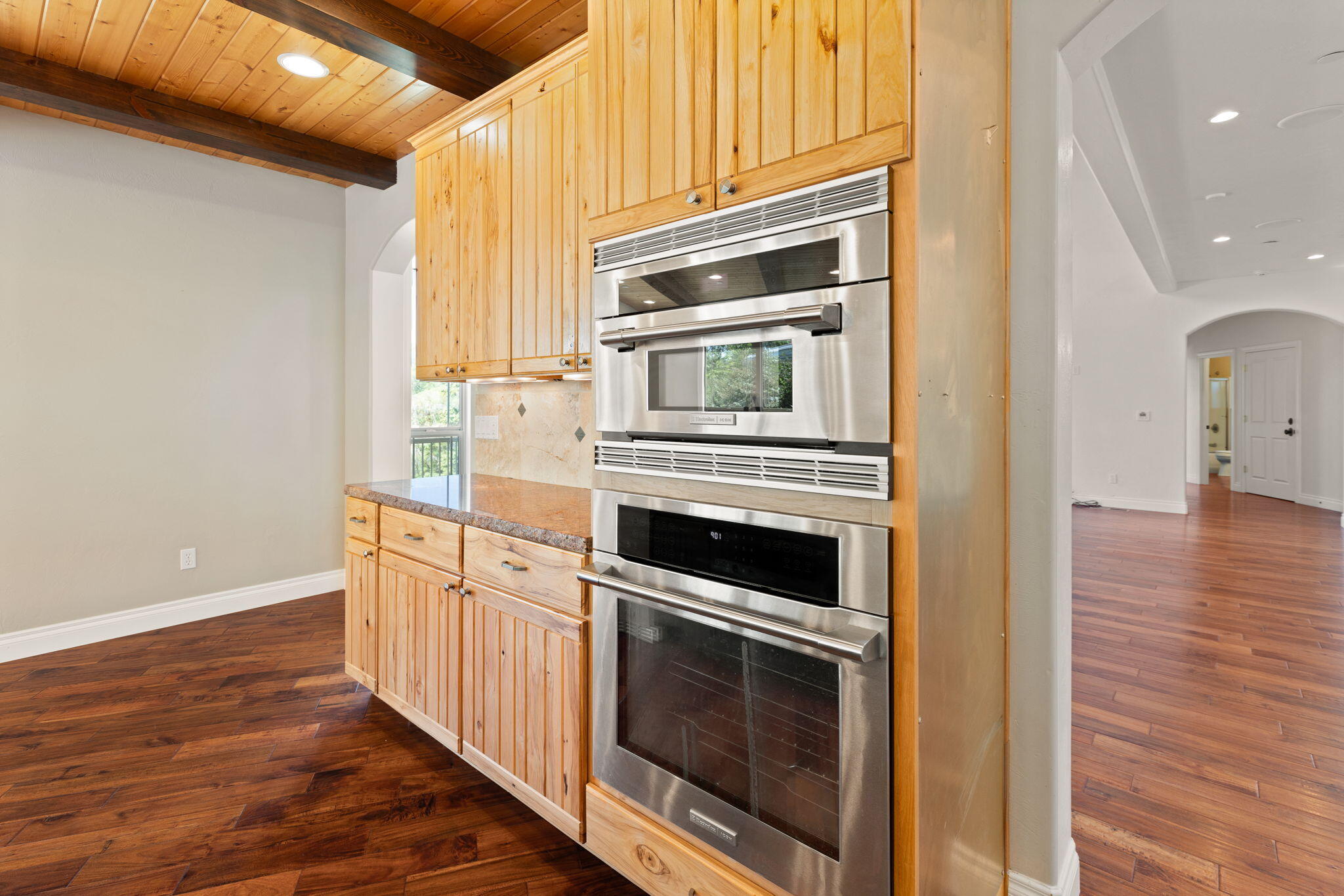 7304 North Applegate Road Grants Pass, OR 97527 - Photo 10 of 87 Wall double oven & Microwave