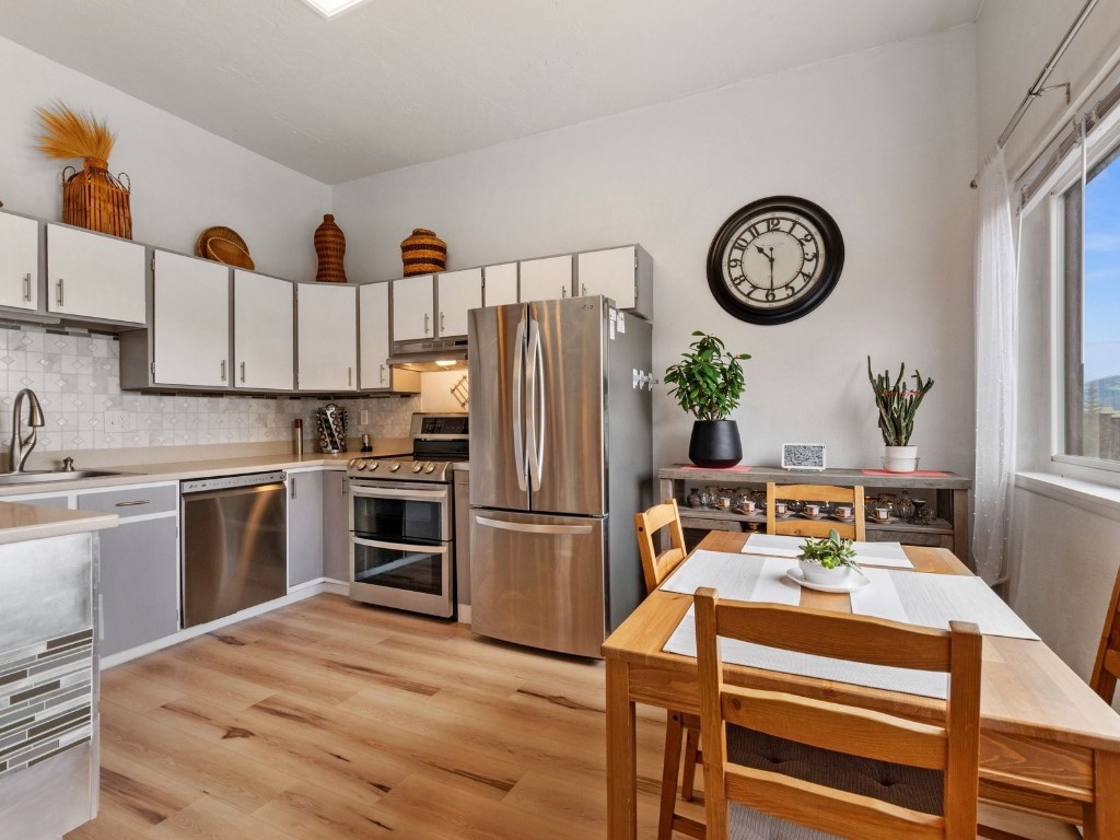9825 Ryan Gulch Road, Unit B108 Silverthorne, CO 80498 - Photo 4 of 26 a kitchen with a refrigerator and a stove