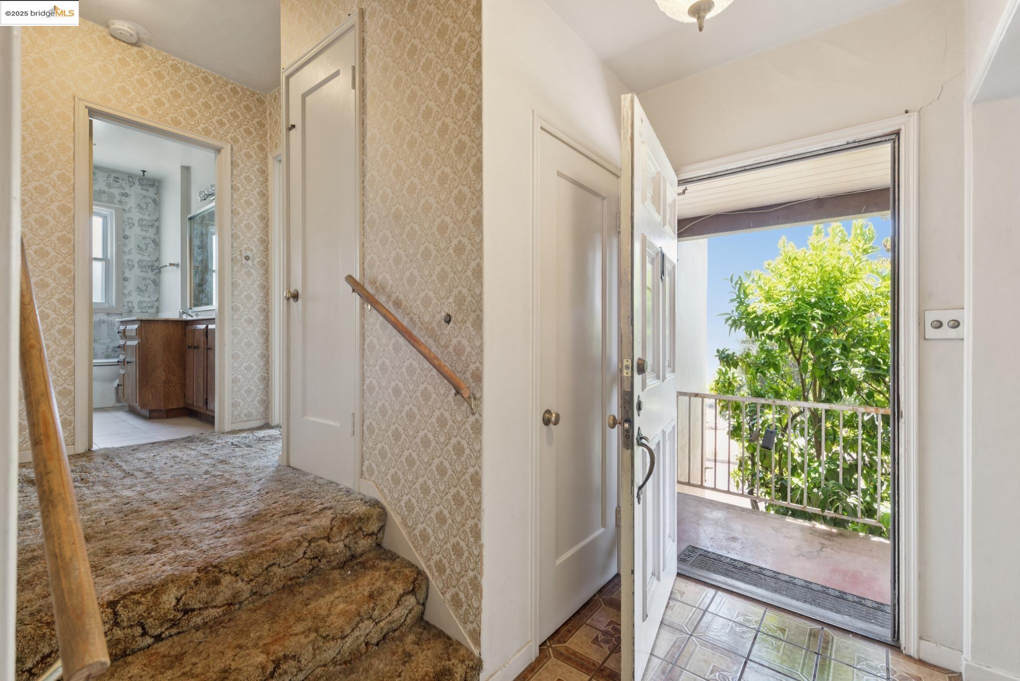 4751 Lincoln Avenue Oakland, CA 94602 - Photo 26 of 60 Foyer entrance featuring wallpapered walls