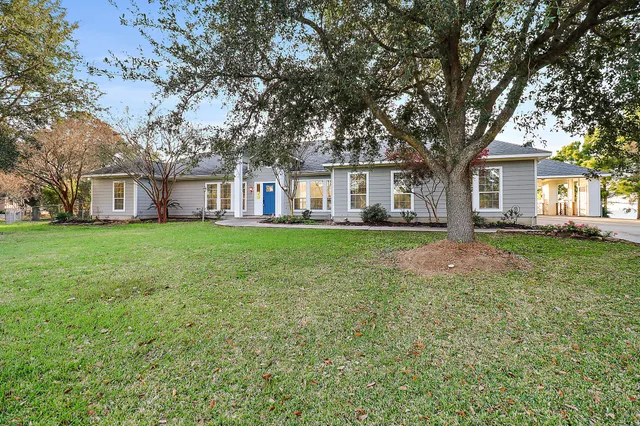 a view of a entrance door of the house