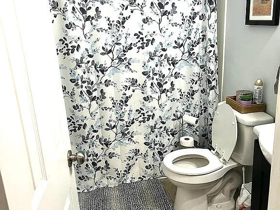 31 Radcliffe Street Charleston, SC 29403 - Photo 18 of 20 31 radcliffe upstairs bathroom 1