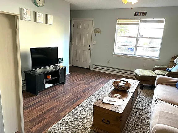 31 Radcliffe Street Charleston, SC 29403 - Photo 3 of 20 31 radcliffe living room 1