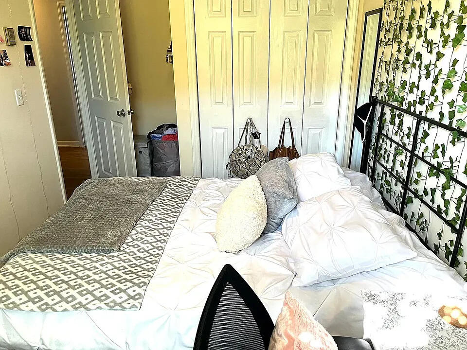 31 Radcliffe Street Charleston, SC 29403 - Photo 7 of 20 31 radcliffe downstairs bedroom