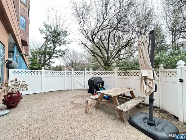 $3,700 | 18 Independence Way, Unit J018, Edgewater, NJ 07020