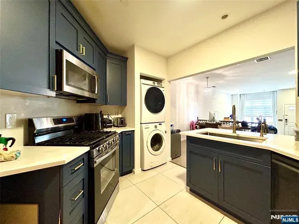 $3,700 | 18 Independence Way, Unit J018, Edgewater, NJ 07020