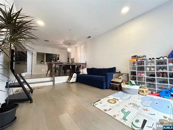 $3,700 | 18 Independence Way, Unit J018, Edgewater, NJ 07020